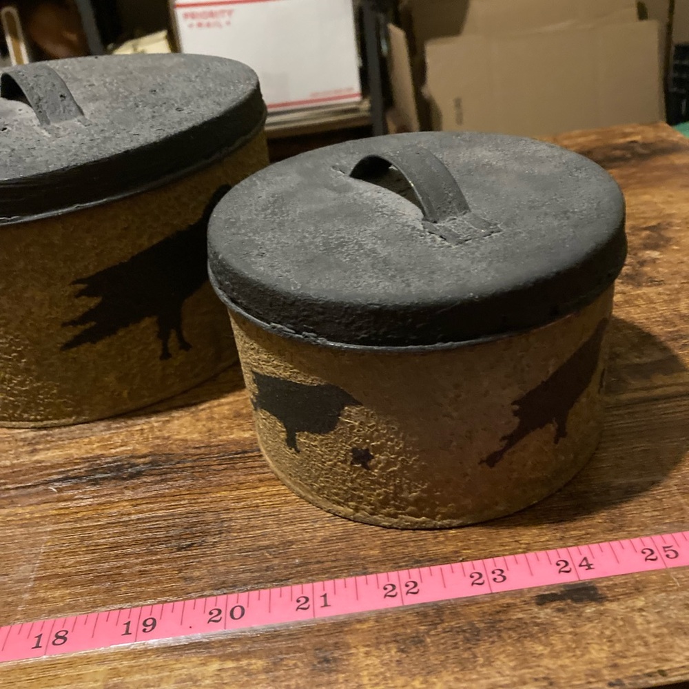 Vintage decorative metal round nesting tins - Picture 4 of 10